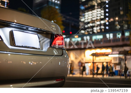 夜の街に止まる車 夜の街に止まる車 139547159