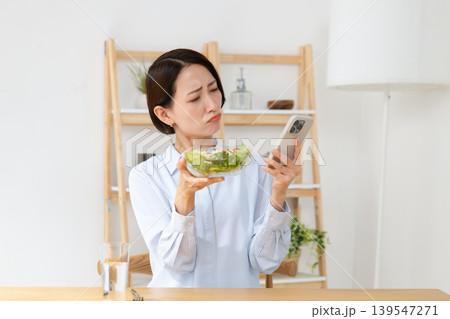 食事に悩む女性 食事に悩む女性 139547271