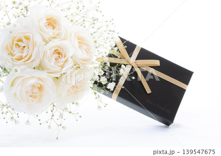 淡いカラーの薔薇の花束と金色リボンのギフトボックス 淡いカラーの薔薇の花束と金色リボンのギフトボックス 139547675