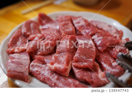 焼く前の生ラム肩ロース 焼く前の生ラム肩ロース 139547743