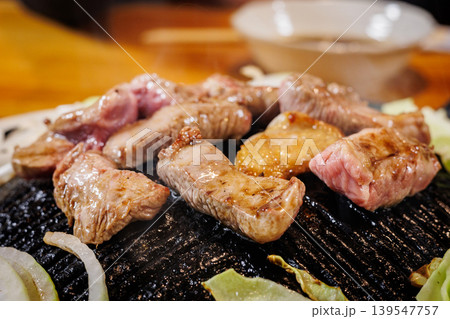食べごろに焼けた生ラム 139547757