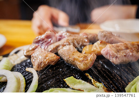 煙の中のまさに食べごろの生ラム肩ロース 煙の中のまさに食べごろの生ラム肩ロース 139547761