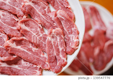 盛られた生ラム肉肩ロース3人前 139547770