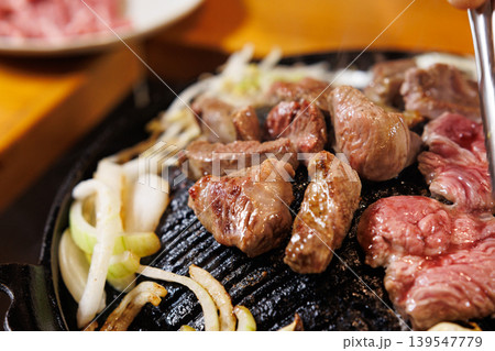 ジンギスカンで焼くラム肉完成 139547779