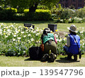 公園の花壇を手入れを指導する造園業者の新入社員教育 公園の花壇を手入れを指導する造園業者の新入社員教育 139547796