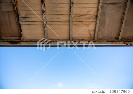 朽ちた屋根と広がる青空 139547969