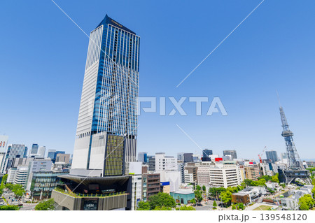 屋上広場からみた快晴の名古屋市都市景観 中区栄(栄エリア一番の高層ビルと二番目のタワー) 屋上広場からみた快晴の名古屋市都市景観 中区栄(栄エリア一番の高層ビルと二番目のタワー) 139548120