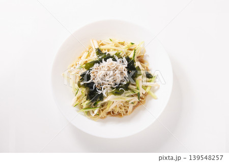 冷やし麺(釜揚げしらす 長芋 きゅうり わかめ) 冷やし麺(釜揚げしらす 長芋 きゅうり わかめ) 139548257