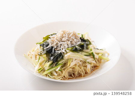 冷やし麺（釜揚げしらす　長芋　きゅうり　わかめ）　 139548258
