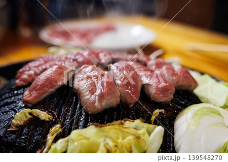 ジンギスカン鍋で焼いている裏返しタイミングの生ラム ジンギスカン鍋で焼いている裏返しタイミングの生ラム 139548270
