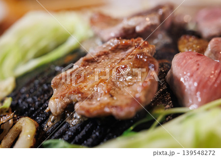 ジンギスカン鍋で焼いている生ラム 139548272