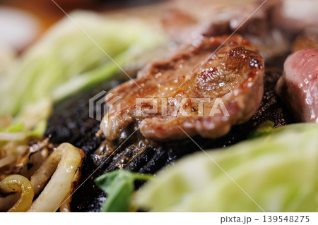 ジンギスカン鍋で焼いている脂したたる生ラム 139548275