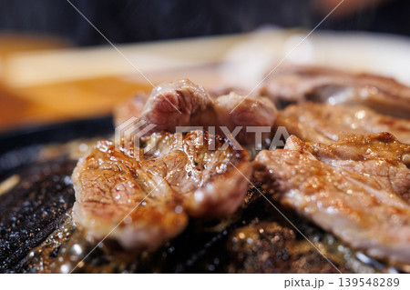 ジンギスカン鍋で焼いている食べごろの生ラム肉 139548289