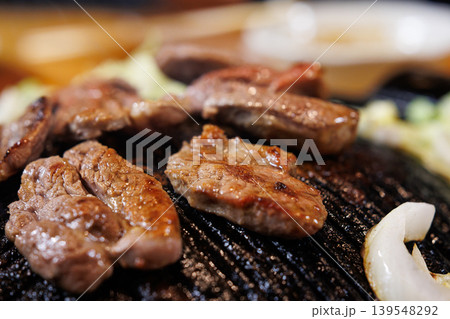 ジンギスカン鍋で焼いている食べごろの生ラム肉 ジンギスカン鍋で焼いている食べごろの生ラム肉 139548292