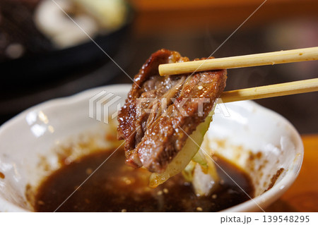 ジンギスカン鍋で焼いた食べごろのラム肉 ジンギスカン鍋で焼いた食べごろのラム肉 139548295