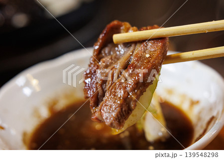 ジンギスカン鍋で焼いた食べごろのラム肉 ジンギスカン鍋で焼いた食べごろのラム肉 139548298