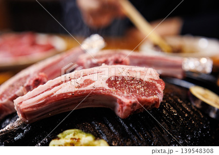 焼き始めたラムチョップ 焼き始めたラムチョップ 139548308