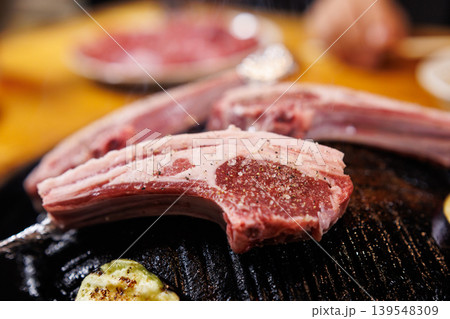 成吉思汗鍋で焼き始めたラムチョップ 成吉思汗鍋で焼き始めたラムチョップ 139548309