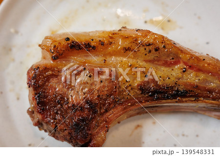 食べごろに焼かれたラムチョップ 食べごろに焼かれたラムチョップ 139548331
