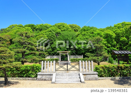 新緑の景行天皇陵 新緑の景行天皇陵 139548381