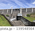 晴れた日の清々しい三重県名張市の比奈知ダム 139548564