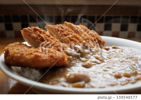 湯気の立つカツカレー 湯気の立つカツカレー 139548577