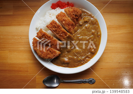 上から観た蕎麦屋のカツカレー 上から観た蕎麦屋のカツカレー 139548583