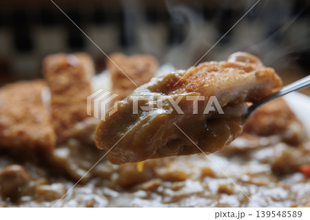スプーンに載せたチキンカツカレー スプーンに載せたチキンカツカレー 139548589