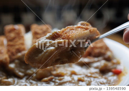 スプーンに載せた熱々チキンカツカレー スプーンに載せた熱々チキンカツカレー 139548590