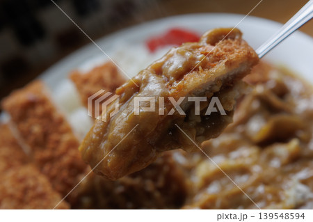スプーンですくったチキンカツカレー 139548594