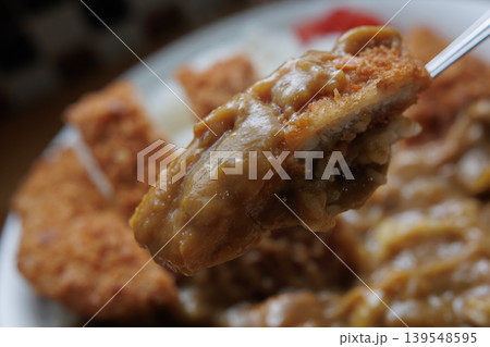 スプーンですくったアツアツのチキンカツカレー スプーンですくったアツアツのチキンカツカレー 139548595