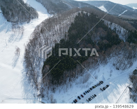 北海道遠軽町ロックバレースキー場付近の雪景色の空撮 139548629