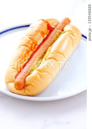 マスタードとケチャップをかけたソーセージパン(ホットドッグ) マスタードとケチャップをかけたソーセージパン(ホットドッグ) 139548888