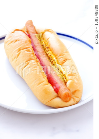 マスタードとケチャップをかけたソーセージパン（ホットドッグ） 139548889