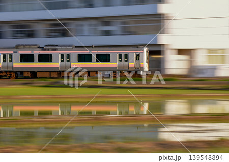 田んぼの近くを走る列車 田んぼの近くを走る列車 139548894