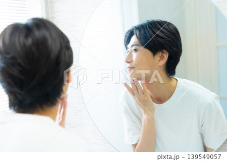 洗面所で鏡を見る男性 洗面所で鏡を見る男性 139549057