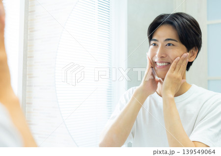 洗面所で鏡を見る男性 139549064