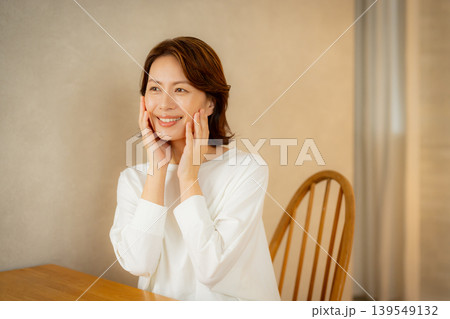 夜の寝室で肌の調子を気にする女性 夜の寝室で肌の調子を気にする女性 139549132