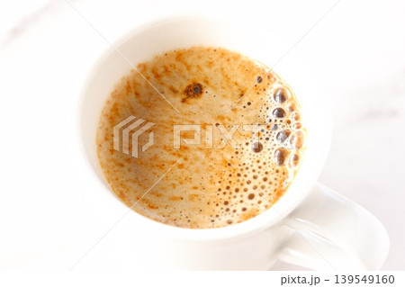 エスプレッソと牛乳を混ぜたコーヒー、カフェ・ラッテを飲みながらリラックスしているイメージ 139549160