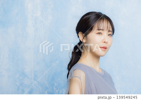 若い女性 若い女性 139549245