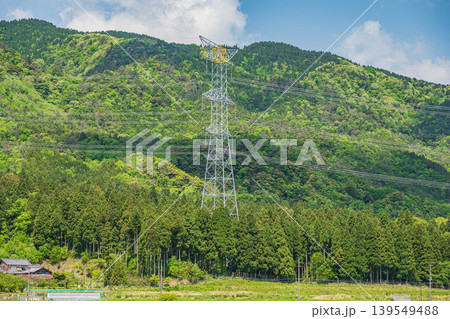 新緑の山に立つ送電線鉄塔　滋賀県長浜市西浅井町 139549488