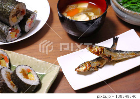 節分の夜 鰯の焼き魚と恵方巻き 節分の夜 鰯の焼き魚と恵方巻き 139549540