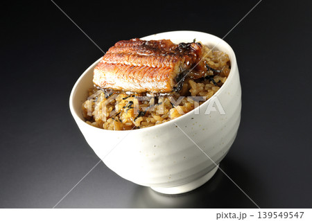 ミニ鰻丼を黒背景で単品撮影 ミニ鰻丼を黒背景で単品撮影 139549547
