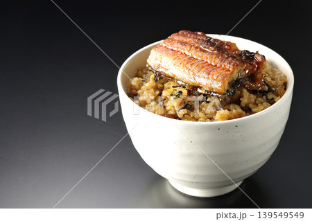 ミニ鰻丼を黒背景で単品撮影 139549549