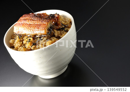 ミニ鰻丼を黒背景で単品撮影 139549552
