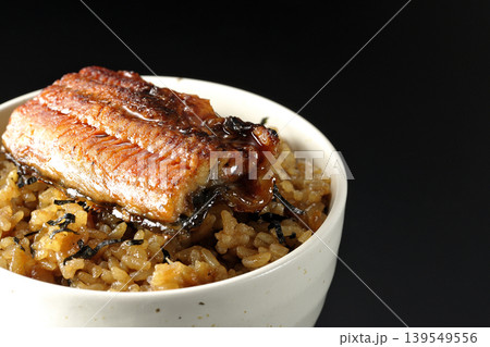 ミニ鰻丼を黒背景で単品撮影 ミニ鰻丼を黒背景で単品撮影 139549556