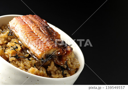 ミニ鰻丼を黒背景で単品撮影 ミニ鰻丼を黒背景で単品撮影 139549557