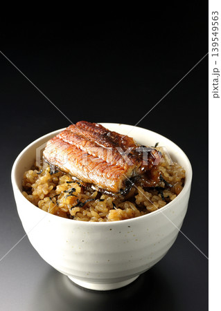 ミニ鰻丼を黒背景で単品撮影 ミニ鰻丼を黒背景で単品撮影 139549563