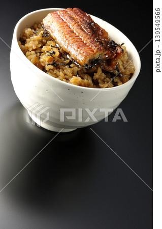ミニ鰻丼を黒背景で単品撮影 139549566