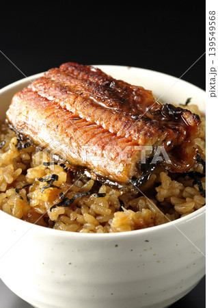 ミニ鰻丼を黒背景で単品撮影 139549568